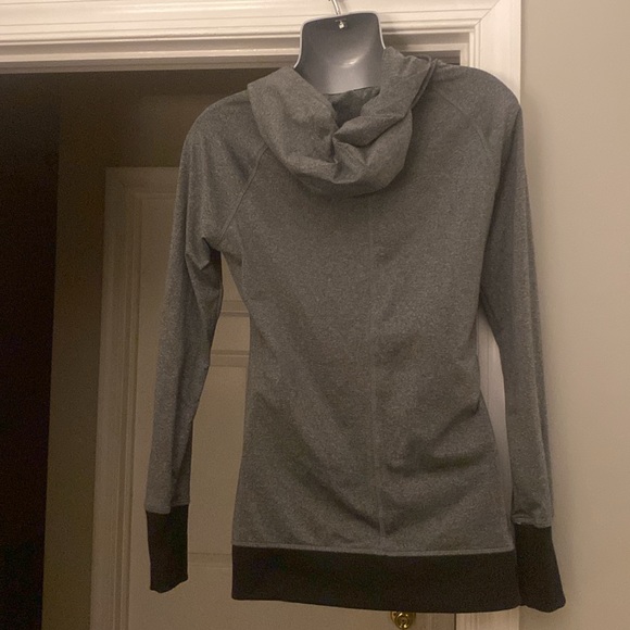 Warm workout hooded top - Picture 7 of 8